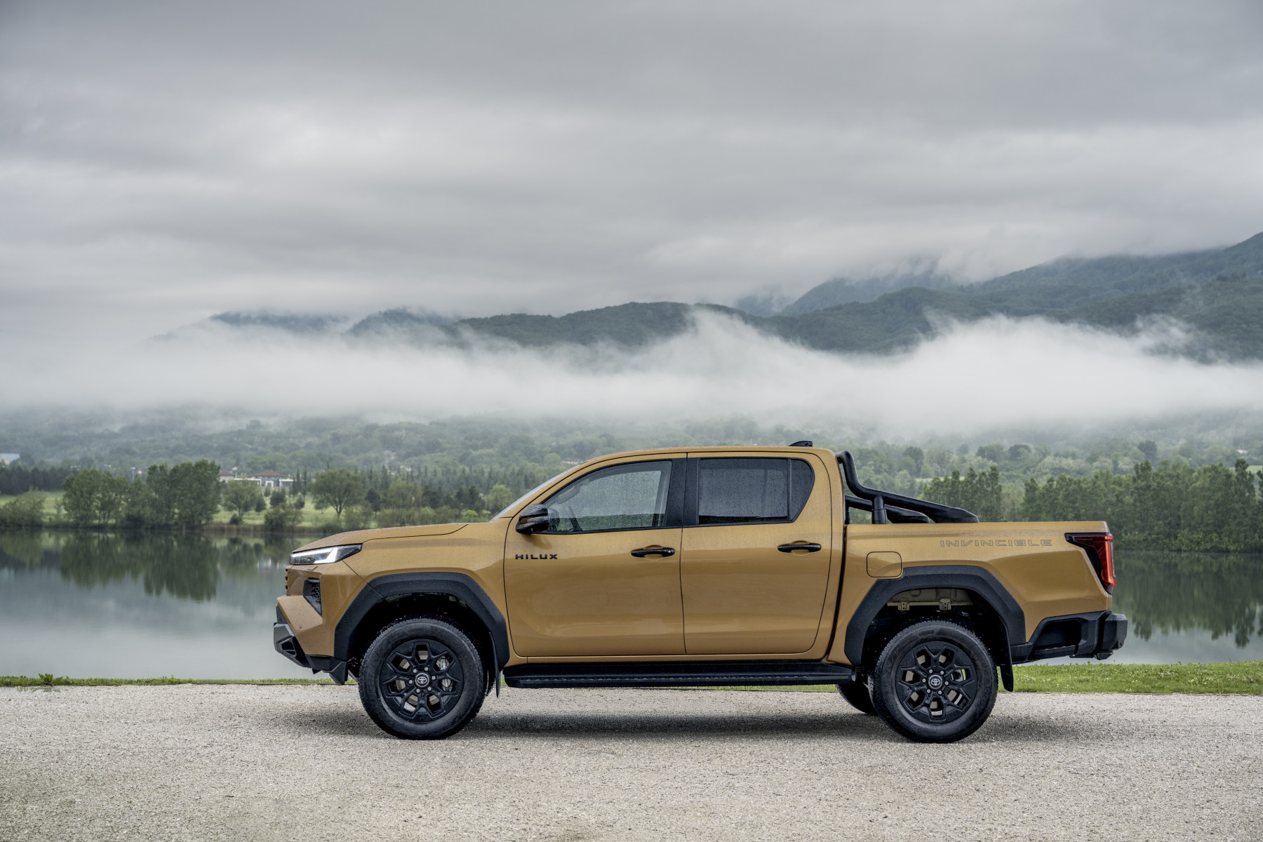 1920_2026_hiluxhybrid48v_invincible_sulphuryellow_static_002