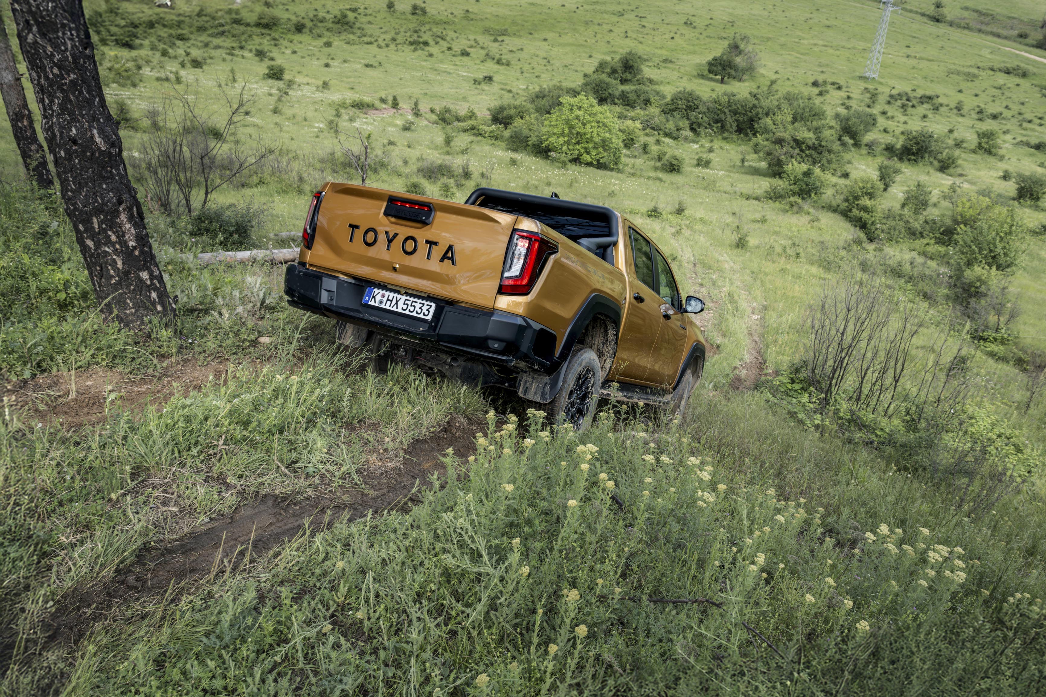 2026_hiluxhybrid48v_invincible_sulphuryellow_dynamic_044